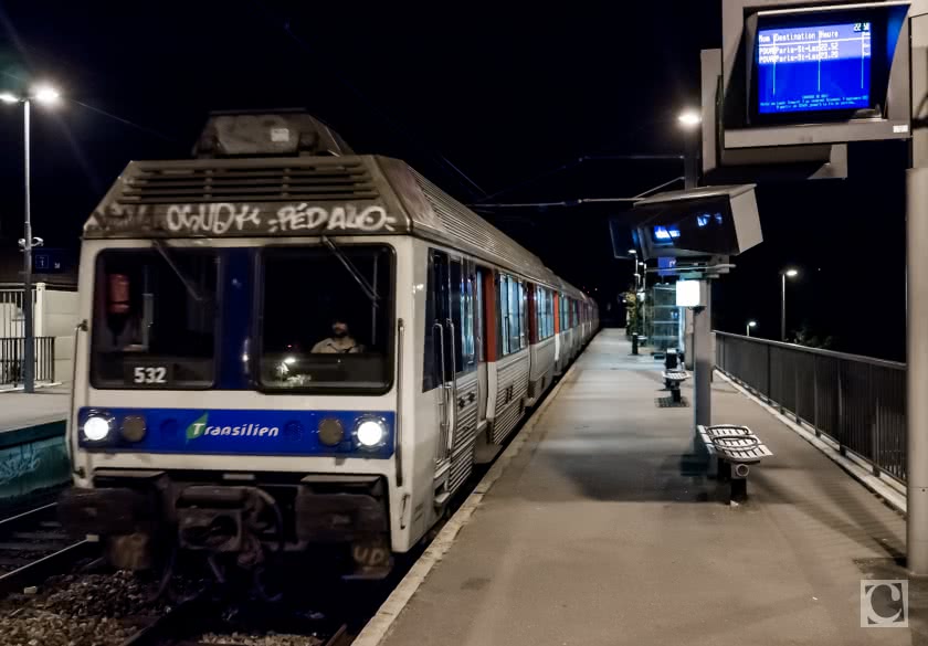 Sèvres (Hauts-de-Seine) – Train de banlieue à quai Sèvres (Hauts-de-Seine) – Train de banlieue à quai